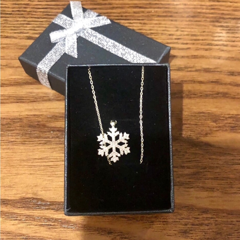 Snowflake necklace